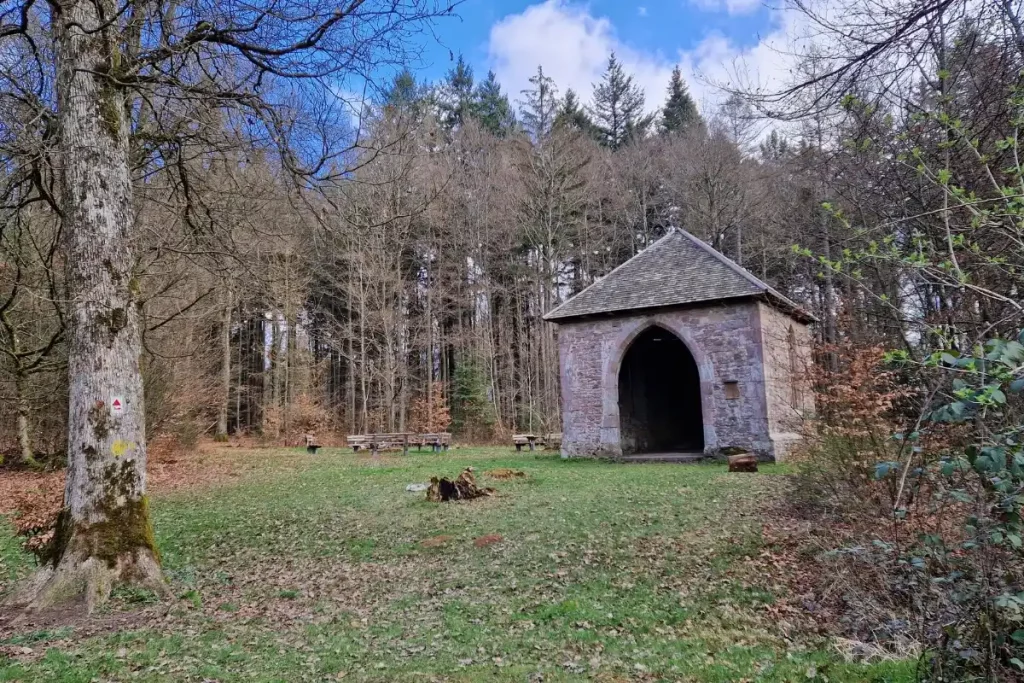 Das Kirchel mitten im Wald_hierhin führt uns der Weg auf der Rutengänger Exkursion unter der Leitung von A. Hagendorn unter anderem