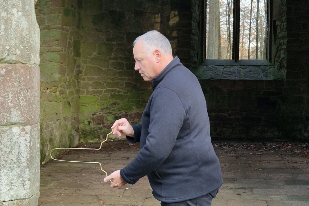 Rutengänger beim Muten am Kirchel_Rutengänger Exkursion