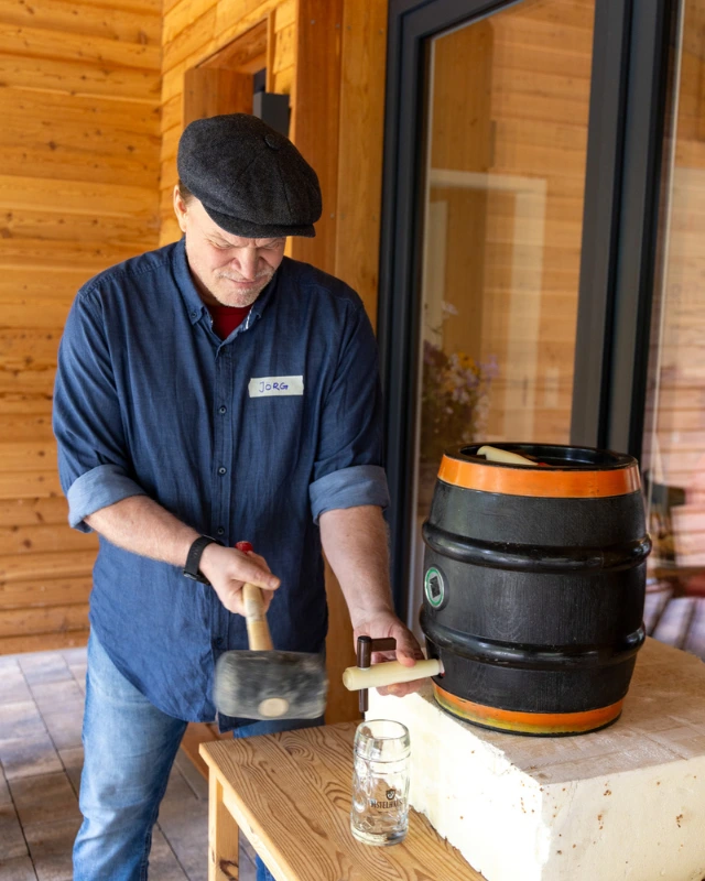 Bieranstich durch 3. Vorstand Jörg Kuhn beim Forschungskreis für Geobiologie im Forschungshaus in Waldkatzenbach