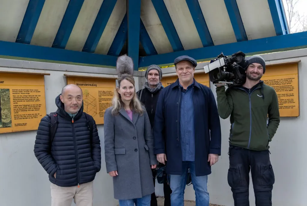 Das SWR Team beim Schnupperkurs zusammen mit Sonja Huslig und Jörg Kuhn. Beim Schnupperkurs kann man das Wünschelrutengehen in entspannter Atmosphäre kennenlernen.